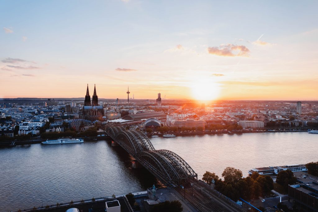 Skyline von Köln mit Blick über den Rhein auf den Dom